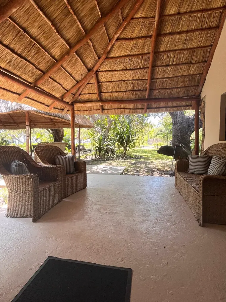 The wicker lounge under the casa lapa